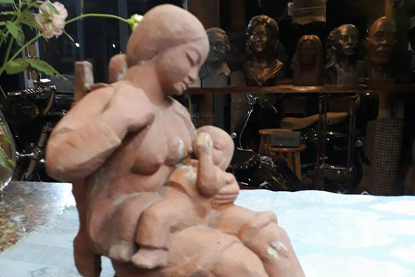 Tượng điêu khắc Mẹ ôm con