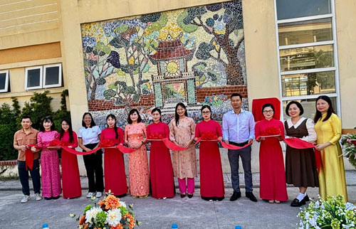 Cùng cô trò trường tiểu học Liêm Mạc ngắm bức tranh Văn Miếu