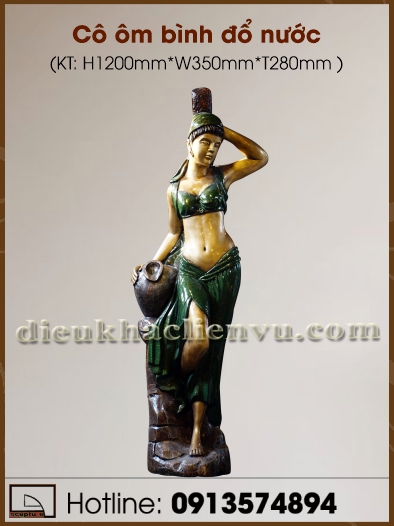 Cô ôm bình đổ nước