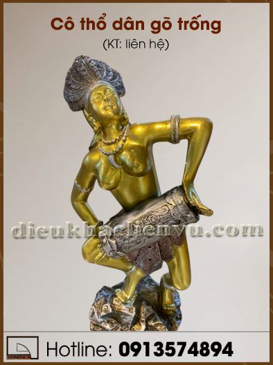 Cô thổ dân gõ trống