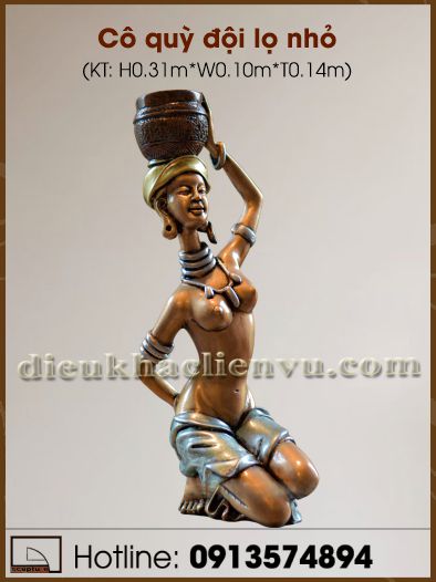 Cô quỳ đội lọ nhỏ