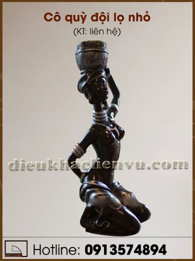 Cô quỳ đội lọ nhỏ