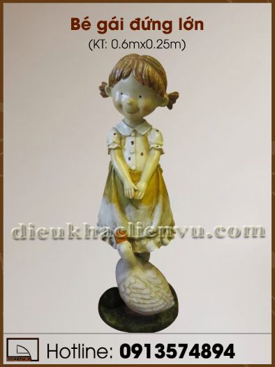 Bé gái đứng lớn