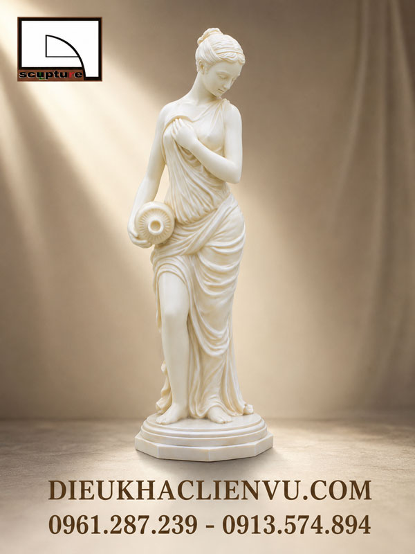 Thiếu nữ bê bình