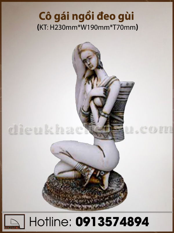 Cô gái ngồi đeo gùi