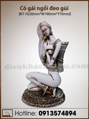 Cô gái ngồi đeo gùi