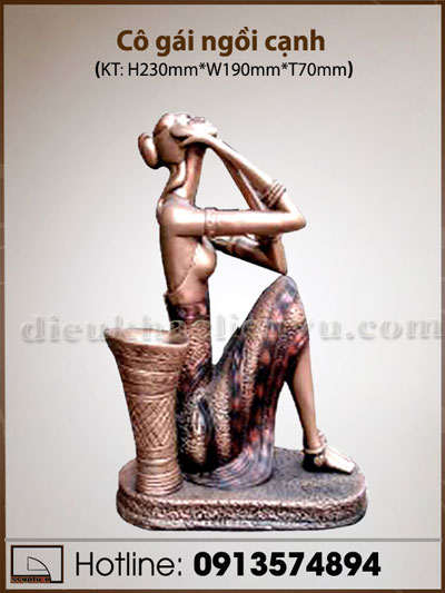 Cô ngồi cạnh gùi