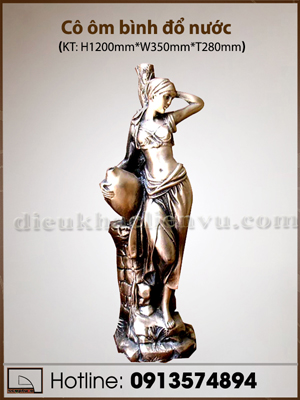 Cô ôm bình đổ nước